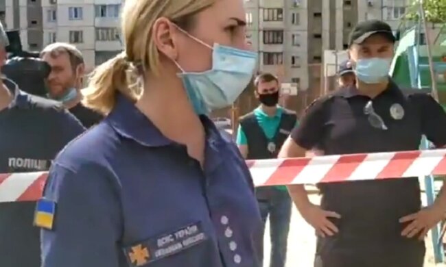 Рятувальників звинуватили у мародерстві після вибуху багатоповерхівки на Позняках: "Вийди з моєї квартири"