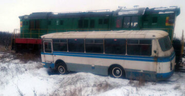 На Донеччині автобус із шахтарями потрапив під потяг (фото)