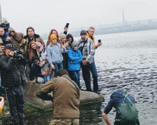 "Він у Чорнобилі виріс?": українець зловив сома, розміром з людину, фото трофея