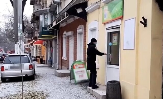 "Нож к горлу, телефон и деньги отдала сама":приезжие дерзко ограбили магазин в Одессе