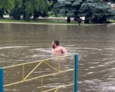 В Одеській області люди купаються на затоплених вулицях: "Якщо море не йде до нас..."