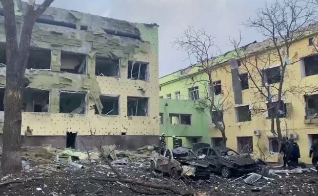 Окупанти РФ скинули бомби на дитячу лікарню в Маріуполі: перші кадри трагедії