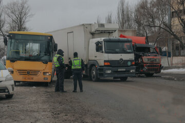 У Дніпрі фура протаранила автобус з пасажирами: є постраждалі, фото з місця