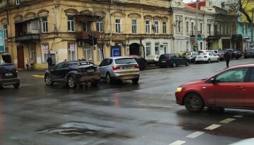 Водитель сбил 98-летнего дедушку в центре Одессы и скрылся: кадры с места вопиющего происшествия
