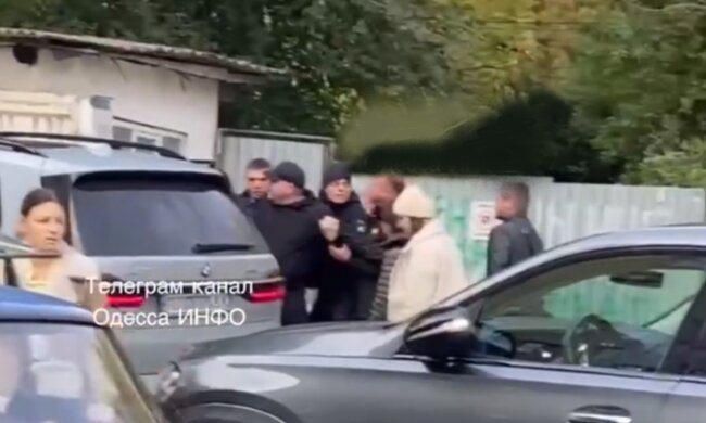 "Наділи наручники і забрали": в Одесі працівники ТЦК побили чоловіка на очах його маленької дитини, відео