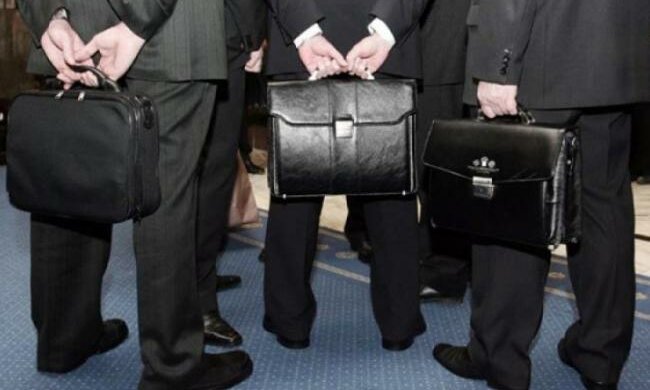 Держслужбовці