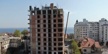 Забудова узбережжя Одеси: у мережі показали, як висотка додає поверхи під шумок карантину, фото