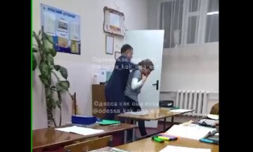"Вытолкал школьника из класса и тащил по коридору": в Одессе сурово наказали учителя, видео