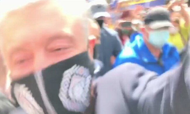 "Криголам"-Порошенко затоптав оператора на власному мітингу: "Раніше шапки зривав, тепер ось..."