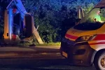 Авто наробило біди під Києвом, село залишилося без світла, дорога заблокована: кадри і деталі НП