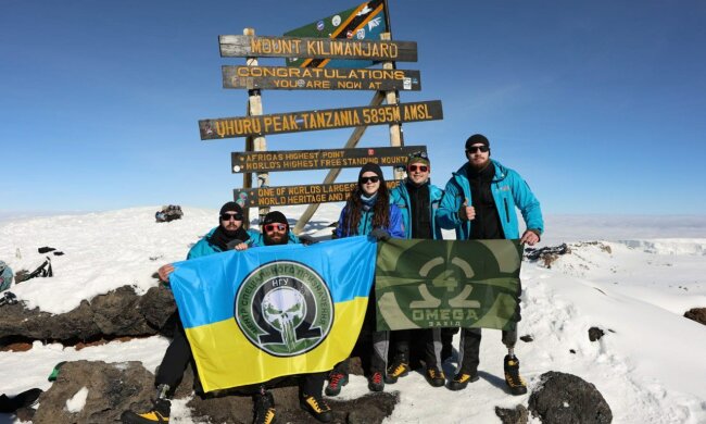 Прапор спецпідрозділу "Омега" замайорів на Кіліманджаро