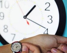 Перевод часов на зимнее время: украинцам напомнили о важной детали в 2020 году