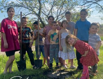 Дуби з історією передали родині, яка прихистила 19 сиріт: "Дерева сили для дітей війни"