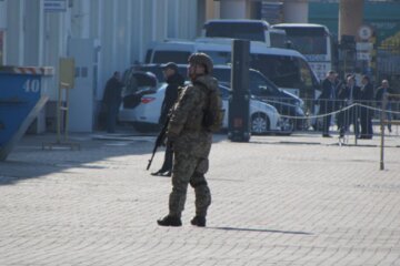 Людей с автоматами выставили в порту Одессы: кадры с места