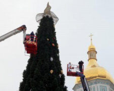 "Больше проблем в стране нет?":  киевлян утомили "махинации" с главной елкой, скандал не утихает