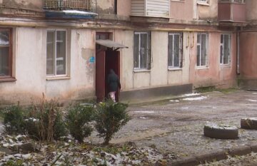 Жители Кривого Рога остались без укрытия, людям приходятся сидеть в воде и сырости: "Никто ничего не делает и не помогает"