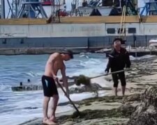 Украинцев насмешила уборка побережья Азовского моря, видео конфуза: "Они так кормят морского царя"