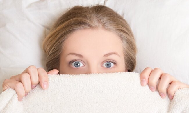 девушка страх испуг постель