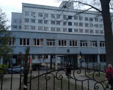 В Киеве "заминировали" все больницы: пациентов и персонал срочно эвакуируют, на местах ждут полицию