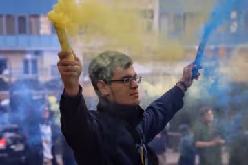 Одесити палили фаєри біля консульства РФ: що вони вимагають, кадри
