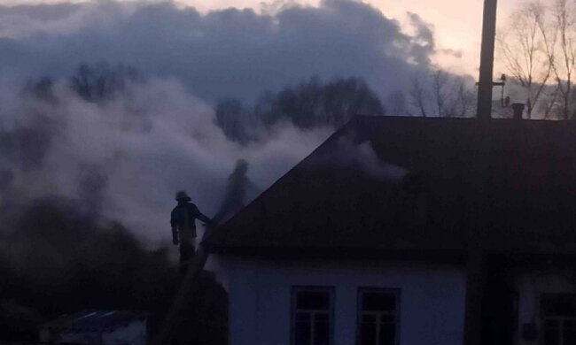 Під Києвом четверо дітей і жінка опинилися у вогняній пастці: на місце терміново виїхали рятувальники і швидка