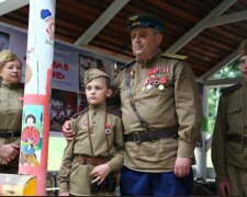 Оккупанты поголовно «колорадят» крымчан, не жалеют даже инвалидов и детей