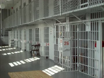 ”Узники неба”: как выглядит тюрьма в небоскребе (фото)