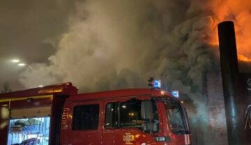 В Киеве вспыхнул мощный пожар: детали и кадры с места ЧП