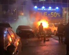 Пожежа спалахнула на парковці торгового центру в Одесі, вогонь охопив авто: кадри НП