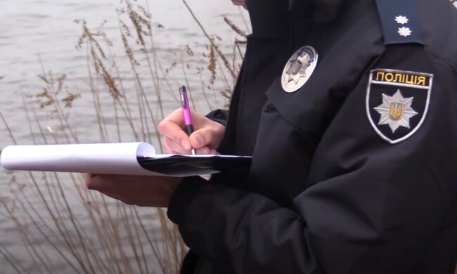 У Києві хлопець стрибнув з мосту: приїхали водолази і поліцейські, фото