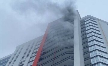 Пожежа розгорілася у висотці Києва, фото: «з 13 по 23 поверхи...»