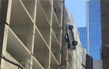 Радикальная парковка: американец на машине выпал с девятого этажа (видео)