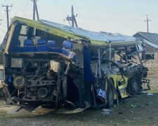 Автобус медбатальйону зіткнувся з військовою вантажівкою, є жертва і багато поранених: кадри і деталі ДТП
