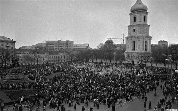 Софіївська площа в Києві. 22 січня 1990 року. Фото: радіо