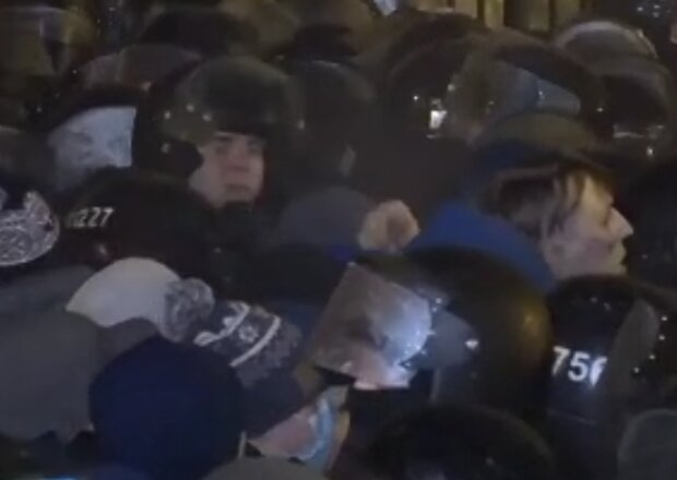 Жесткие стычки под Офисом президента: есть пострадавшие, в толпе трудно дышать, кадры бунта