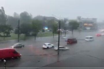 Стихія обрушилася на Кривий Ріг, вулиці потопають у воді: кадри того, що відбувається