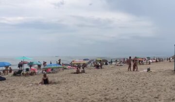 Туристов предупредили о новых опасностях пляжного отдыха в Затоке: подробности