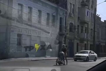 "Яжмати року": дівчина з коляскою гуляла по жвавій дорозі в Харкові, відео