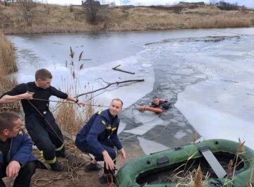 Трое детей провалились под лед на Волыни, не всех удалось спасти: кадры с места