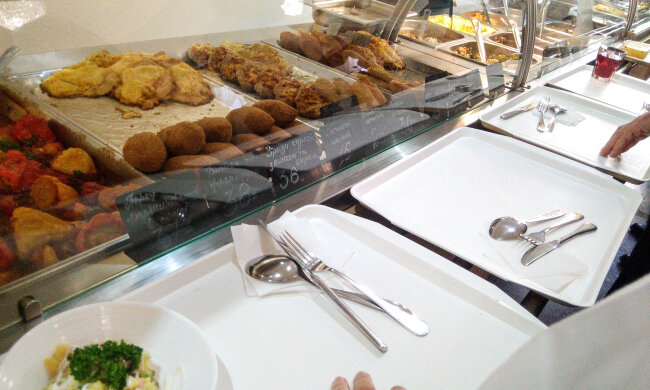 Банкети, весілля та страви для мажорів: що за собою приховує депутатська їдальня