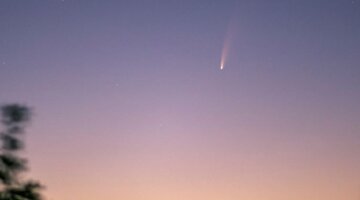 Под Днепром запечатлели комету: кадры невероятного явления появились в сети
