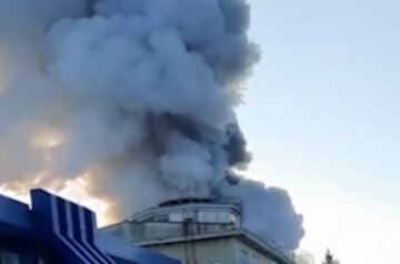 Потужна пожежа охопила російський аеропорт, стовп диму видно за кілометри: кадри НП і що відомо про жертви