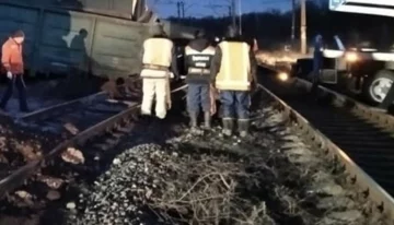 Потяг зійшов з рейок під Дніпром, рух паралізовано: подробиці і перші кадри НП