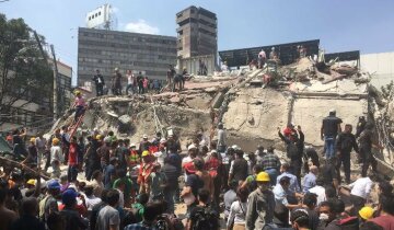 Десятки детей похоронило заживо землетрясение в Мексике (фото, видео)