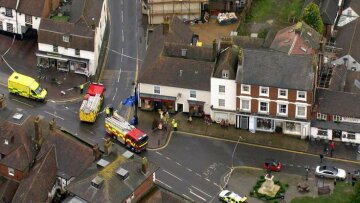 В Британии автобус и машина врезались в здания (фото)