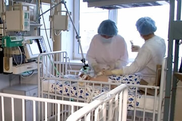 Українські лікарі рятують дитину з важким захворюванням: немає ще й місяця
