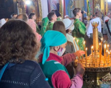 "Уже все причастились с одной ложки?": сотни верующих на Буковине наплевали на карантин в разгар эпидемии
