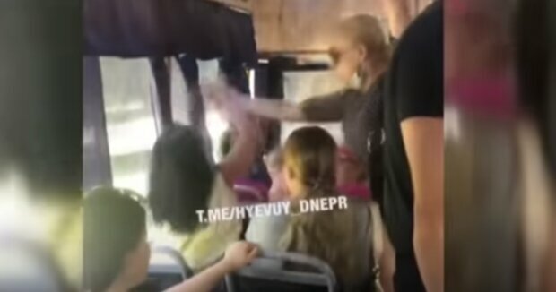 У Дніпрі виправдовують чоловіка, який побив дівчину в маршрутці: "Завжди допоможе"