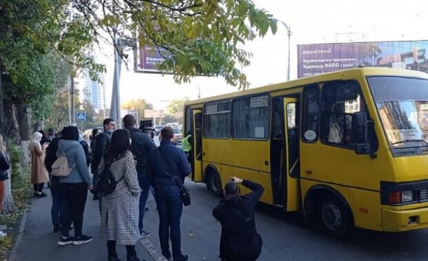 Висаджують з маршруток: поліція проводить 