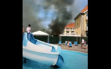 Новый пожар в курортной Затоке, черный дым напугал отдыхающих: видео ЧП